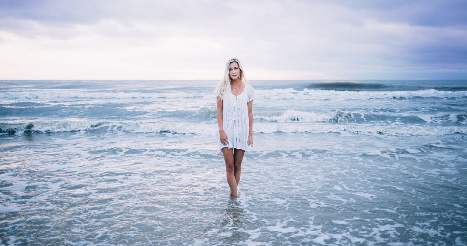 Fata blonda pe plaja